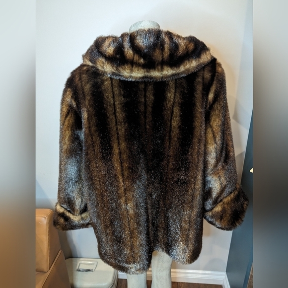 Dennis Basso mint condition,rare vintage, Faux Fur cropped mink Coat, Size Small - Picture 7 of 12